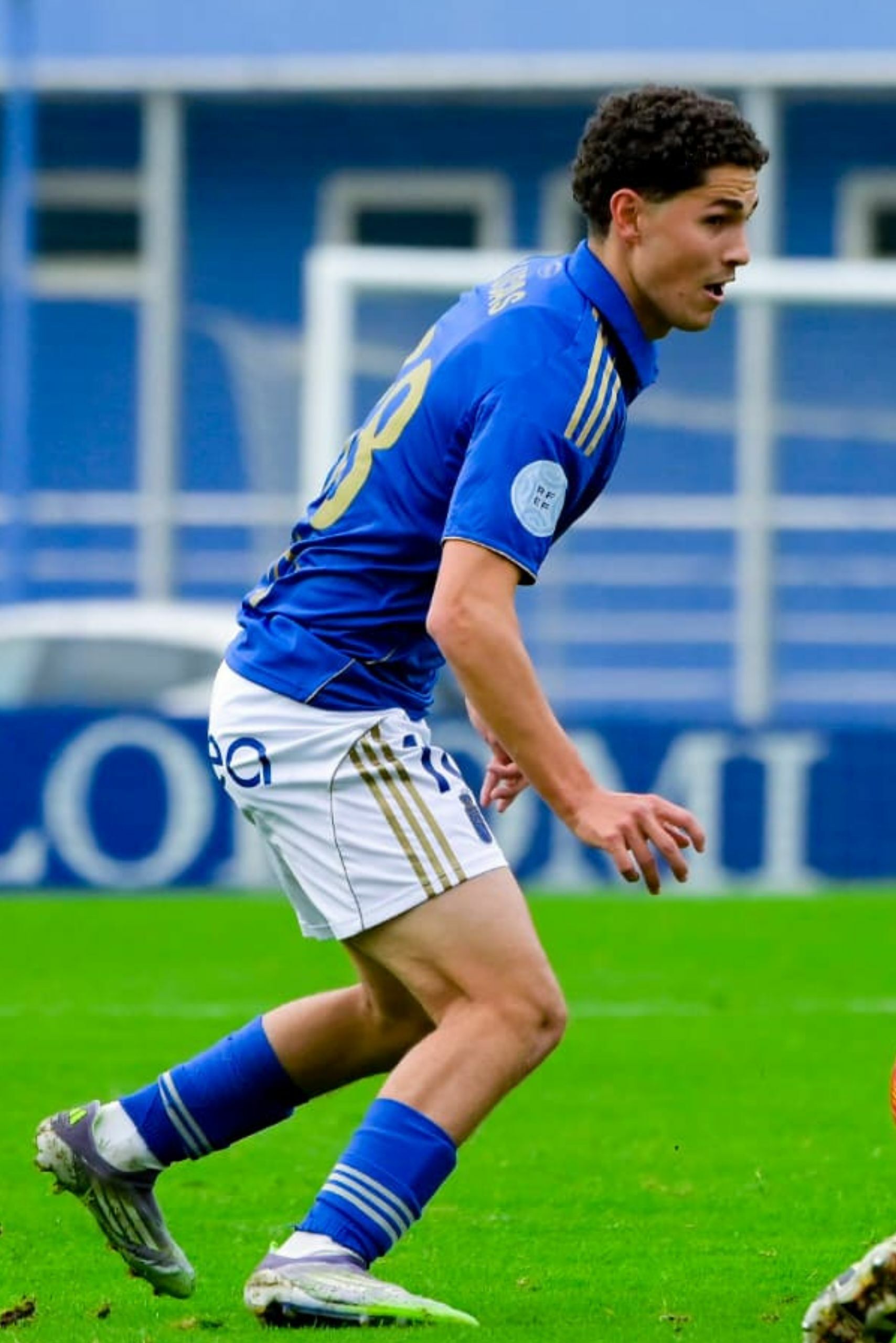 Un jugador sub-17 del Real Oviedo en un partido de liga. I Real Oviedo