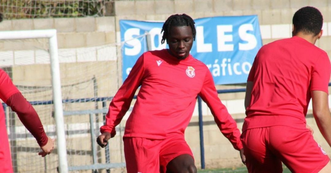 El jugador nigeriano, Jeremiah Bisau, realizando un trial de fútbol con el filial de Cultural y Deportiva Leonesa